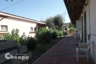 CASALE CON GRANDE TERRENO EDIFICABILE fra Chieti e Pescara